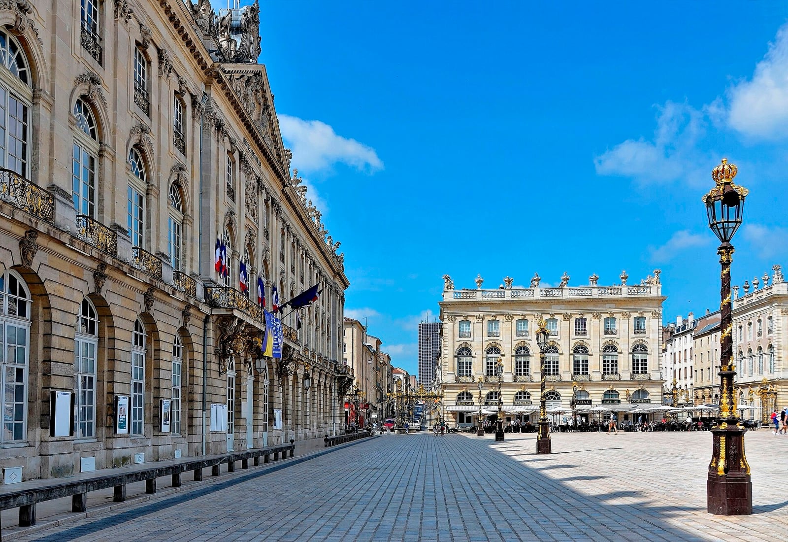 La place Stanislas à Nancy : la façade de l’hôtel de ville et la grille dorée de Jean Lamour au premier plan