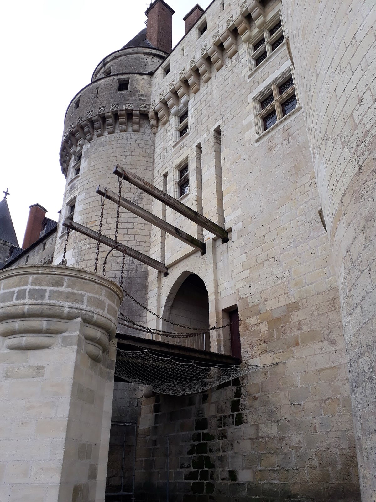 Le pont-levis du château de Langeais, tablier de bois relevé par chaînes entre deux tours d’entrée
