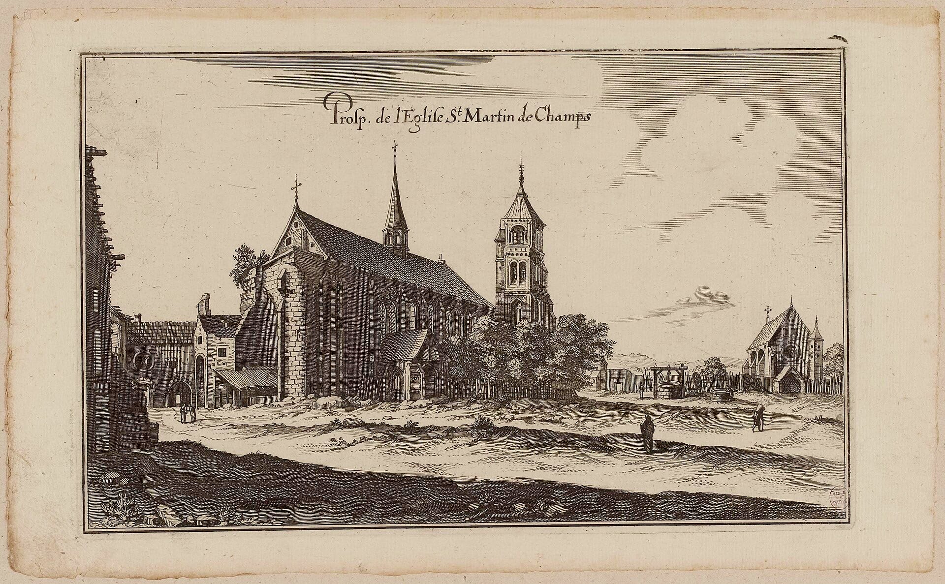Gravure ancienne intitulée « Prosp. de l’Eglise St. Martin de Champs » : vue oblique d’une église conventuelle à haute nef, flèche et clocher, entourée de bâtiments, de puits et de personnages, sous un ciel gravé de nuages