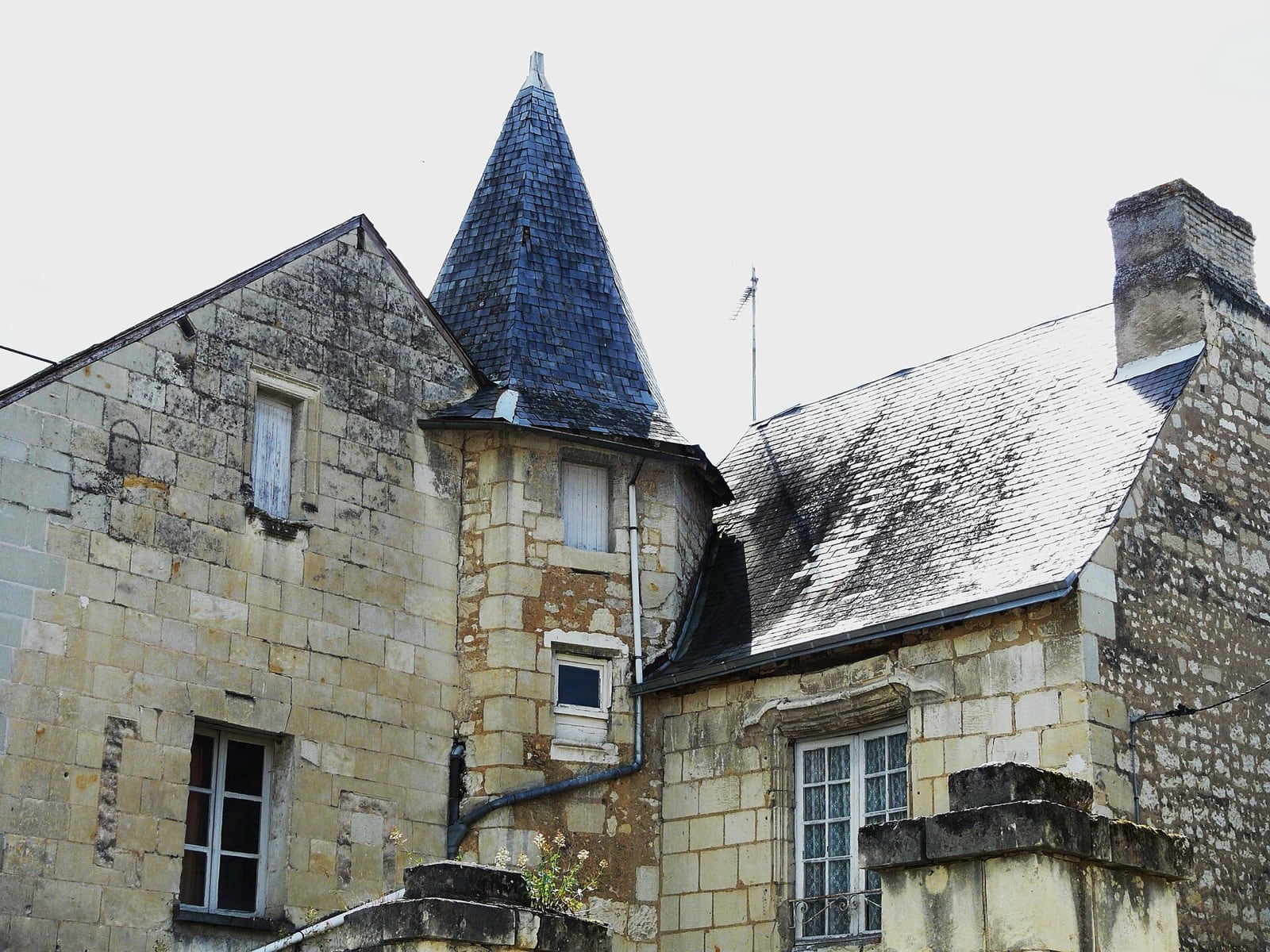 Logis de Loudun : tourelle d'escalier hors œuvre coiffée d'une flèche d'ardoise en poivrière, corps de bâtiment en pierre de taille