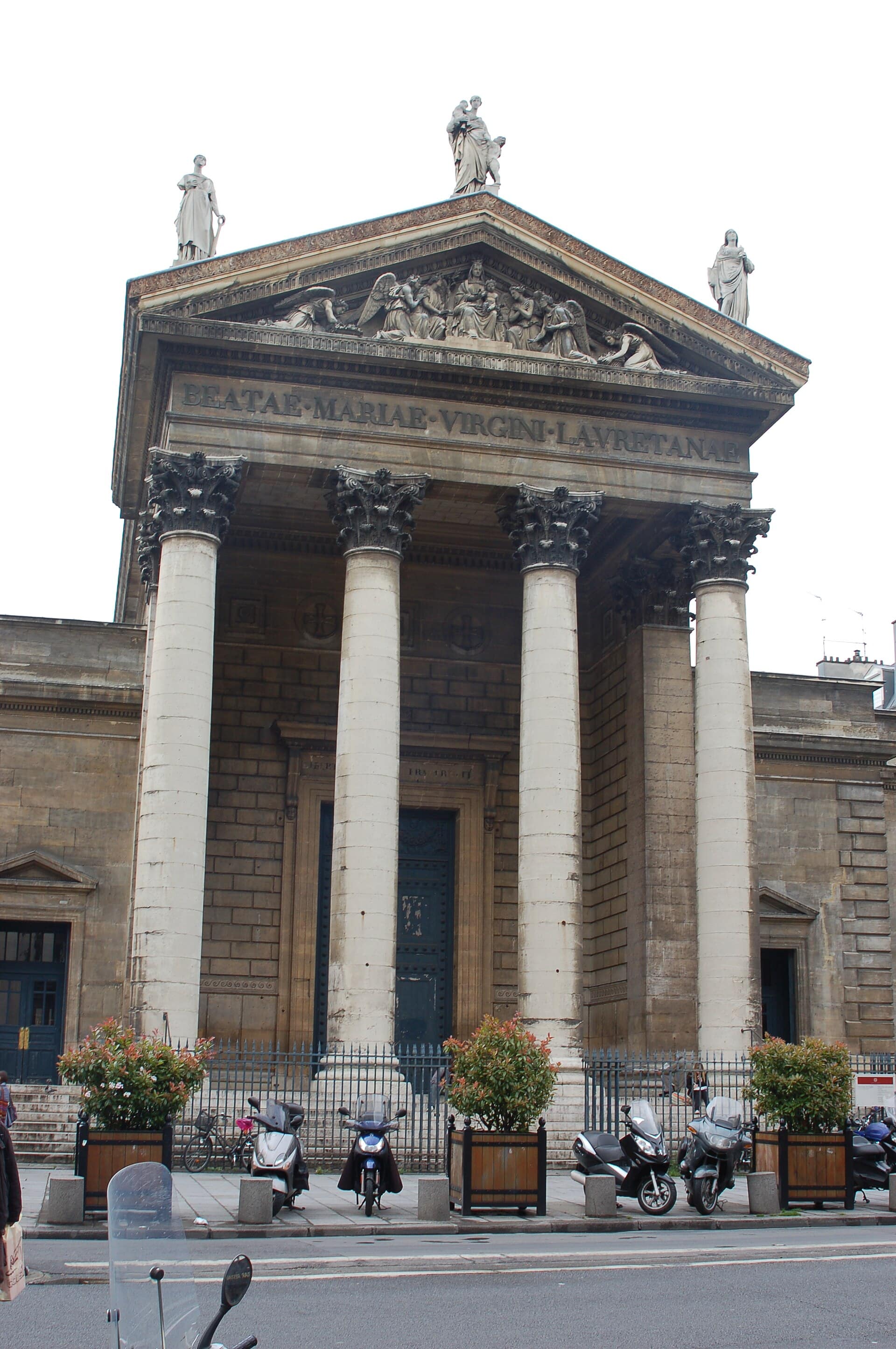 La façade principale de l’église Notre-Dame-de-Lorette à Paris : portique à colonnes corinthiennes et fronton sculpté, dans le goût néoclassique