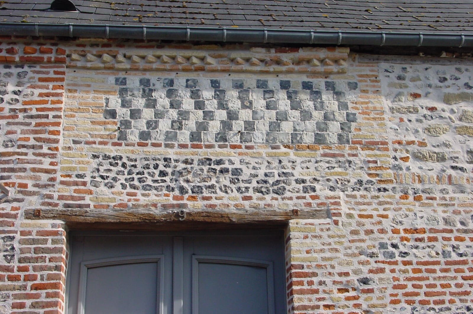 Mur de silex noir et de brique rouge en assises alternées, à Saint-Valery-sur-Somme