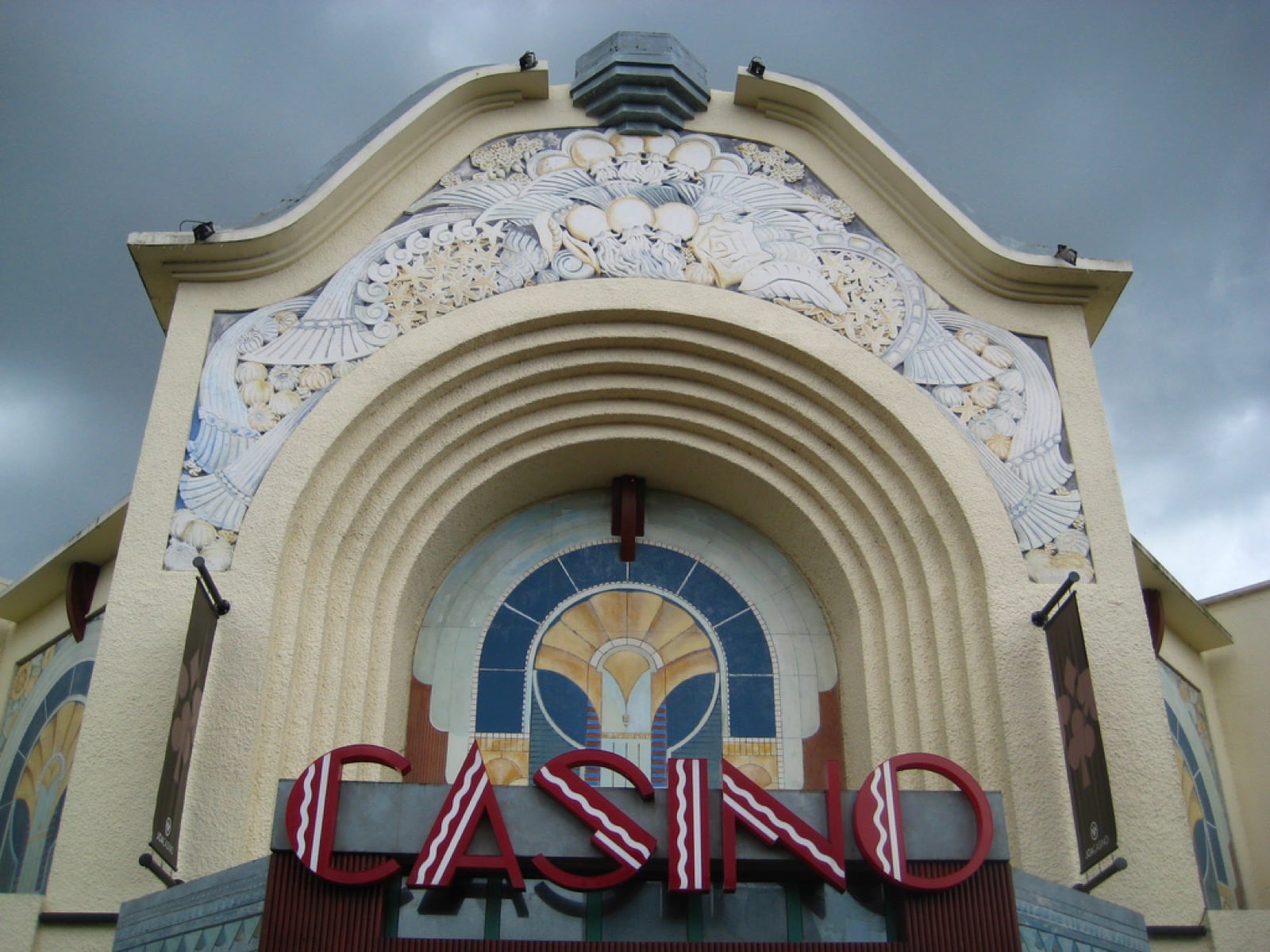 Façade Art déco du casino de Saint-Aubin-sur-Mer, enseigne en lettres capitales et reliefs décoratifs de part et d’autre de l’entrée