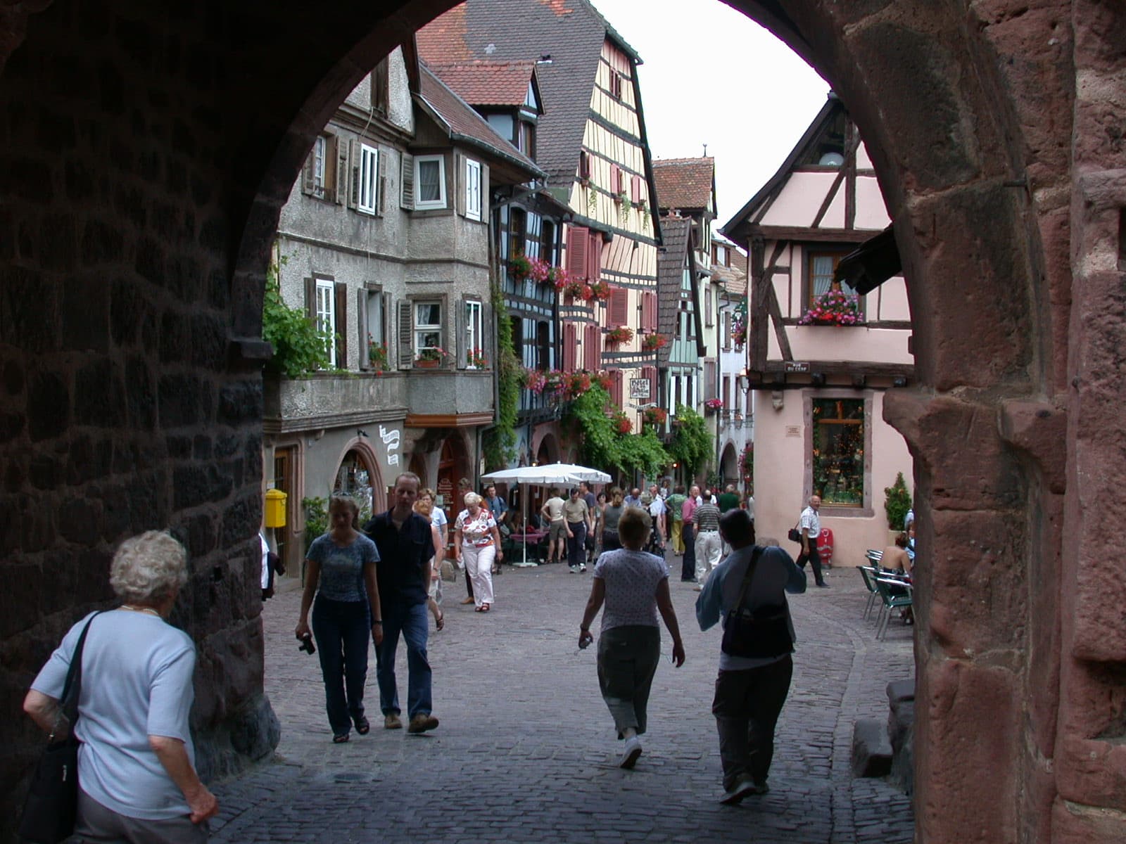 Rue de Riquewihr bordée de maisons à colombage de la route des vins d’Alsace