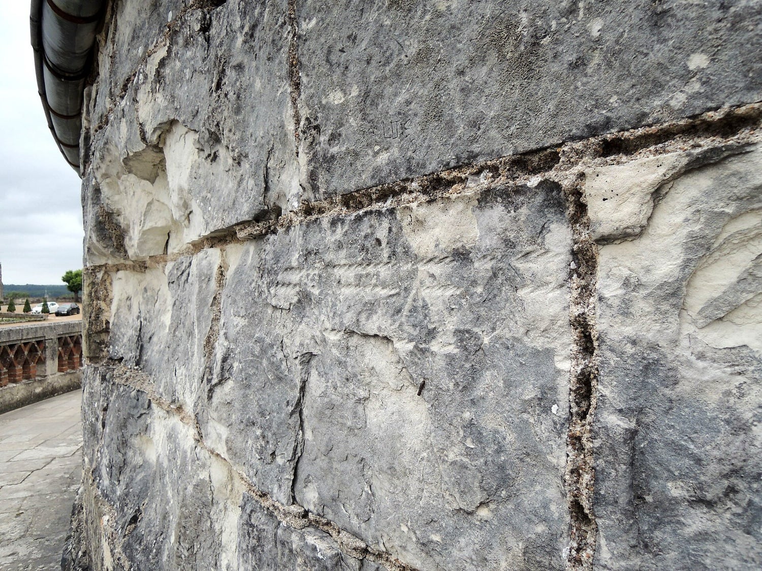Mur de tuffeau altéré : desquamation, croûtes noires et pierre creusée