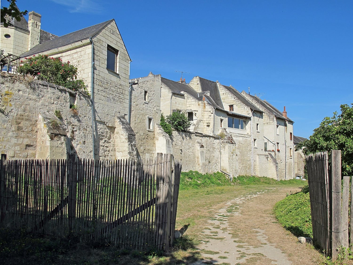 Maisons de tuffeau à Montsoreau, murs de pierre blonde sous des toits d’ardoise