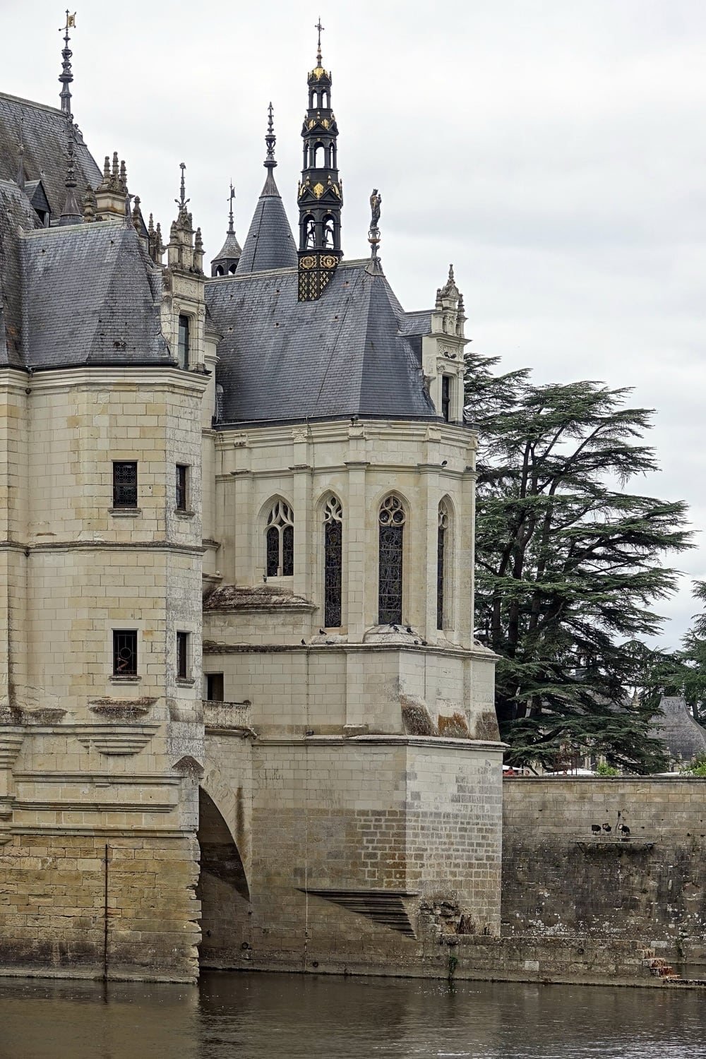 Le château de Chenonceau en tuffeau et ardoise au-dessus du Cher