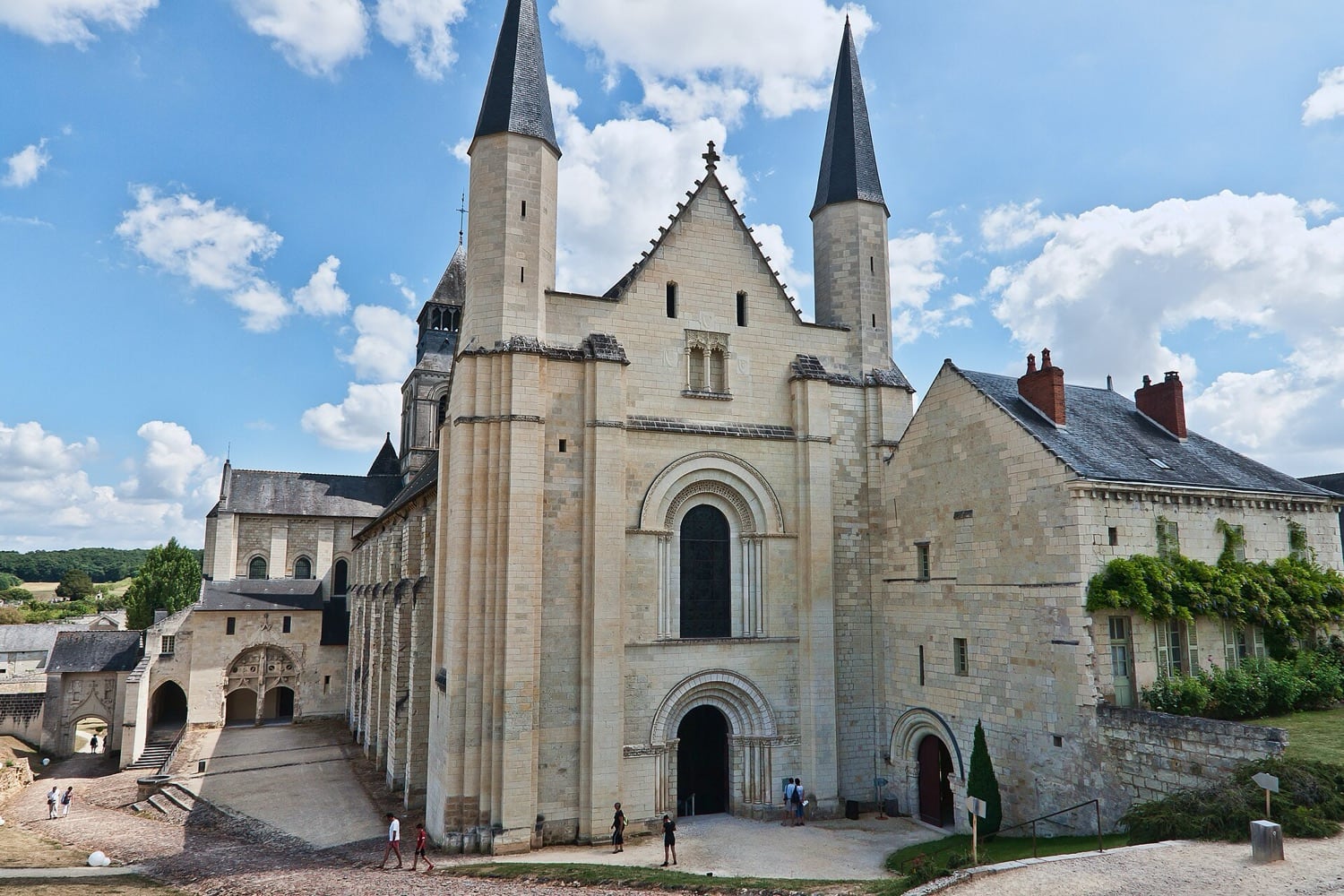 L’abbatiale romane de Fontevraud, façade de tuffeau blanc