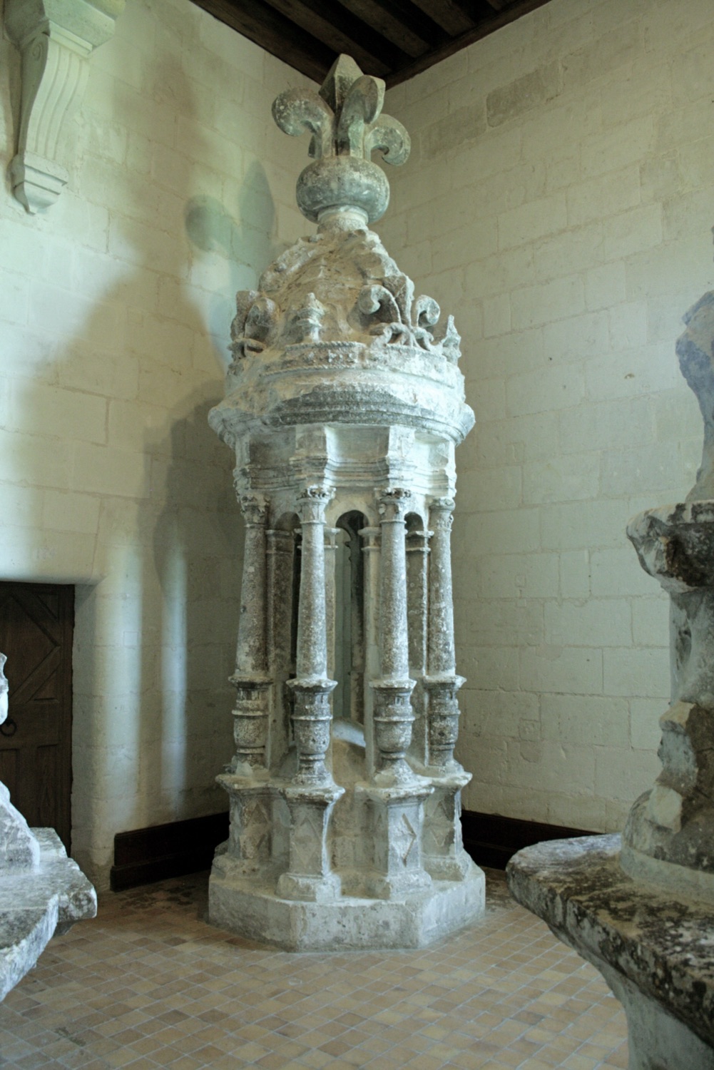 Édicule de pierre finement sculpté dans le tuffeau