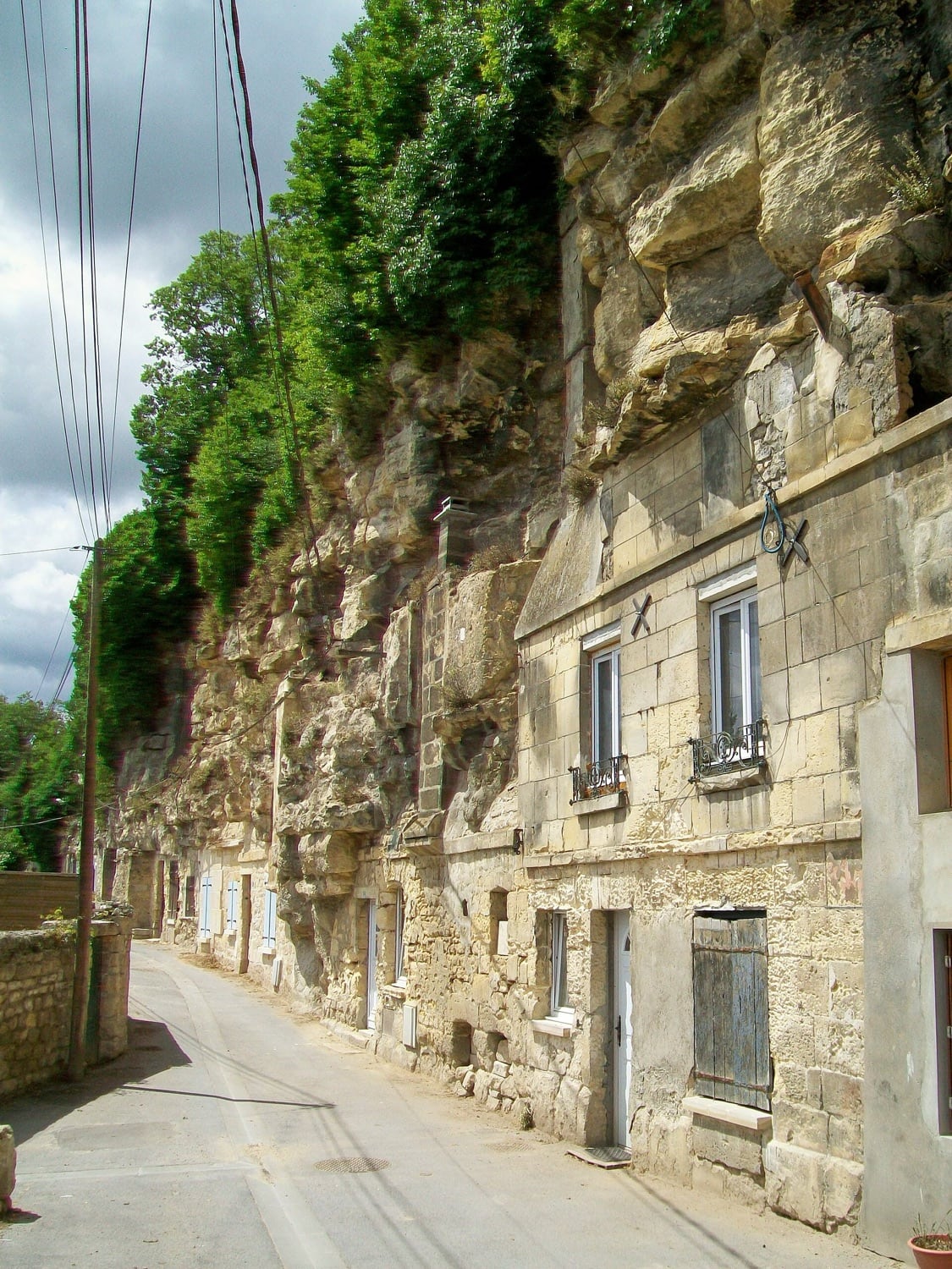 Maisons troglodytiques creusées dans un coteau de tuffeau
