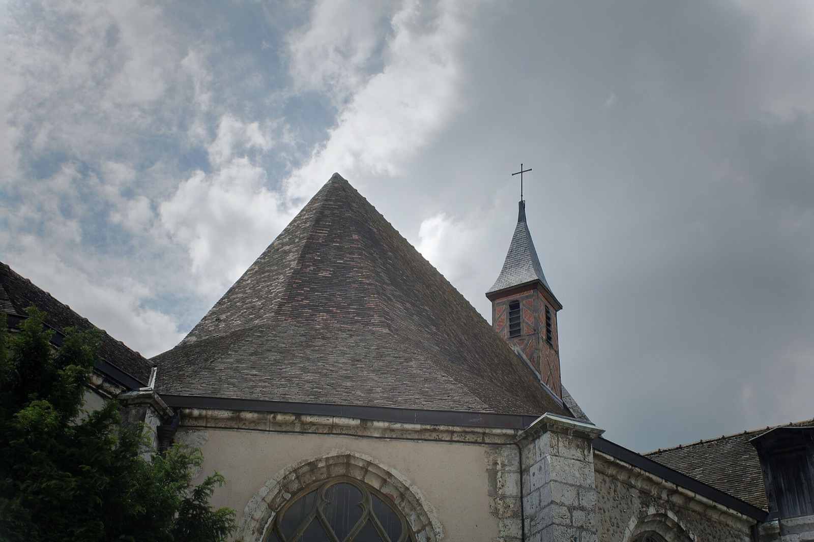 Toit d’église en petites tuiles plates à forte pente, couverture pyramidale