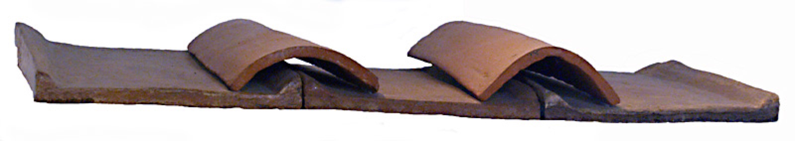 Tuiles romaines tegula plate à rebords et imbrex semi-cylindrique posées côte à côte