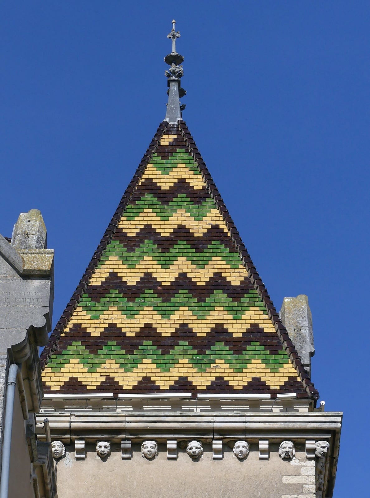 Tourelle de l’hôtel de ville de Meursault coiffée de tuiles plates vernissées vertes, jaunes et brunes en chevrons
