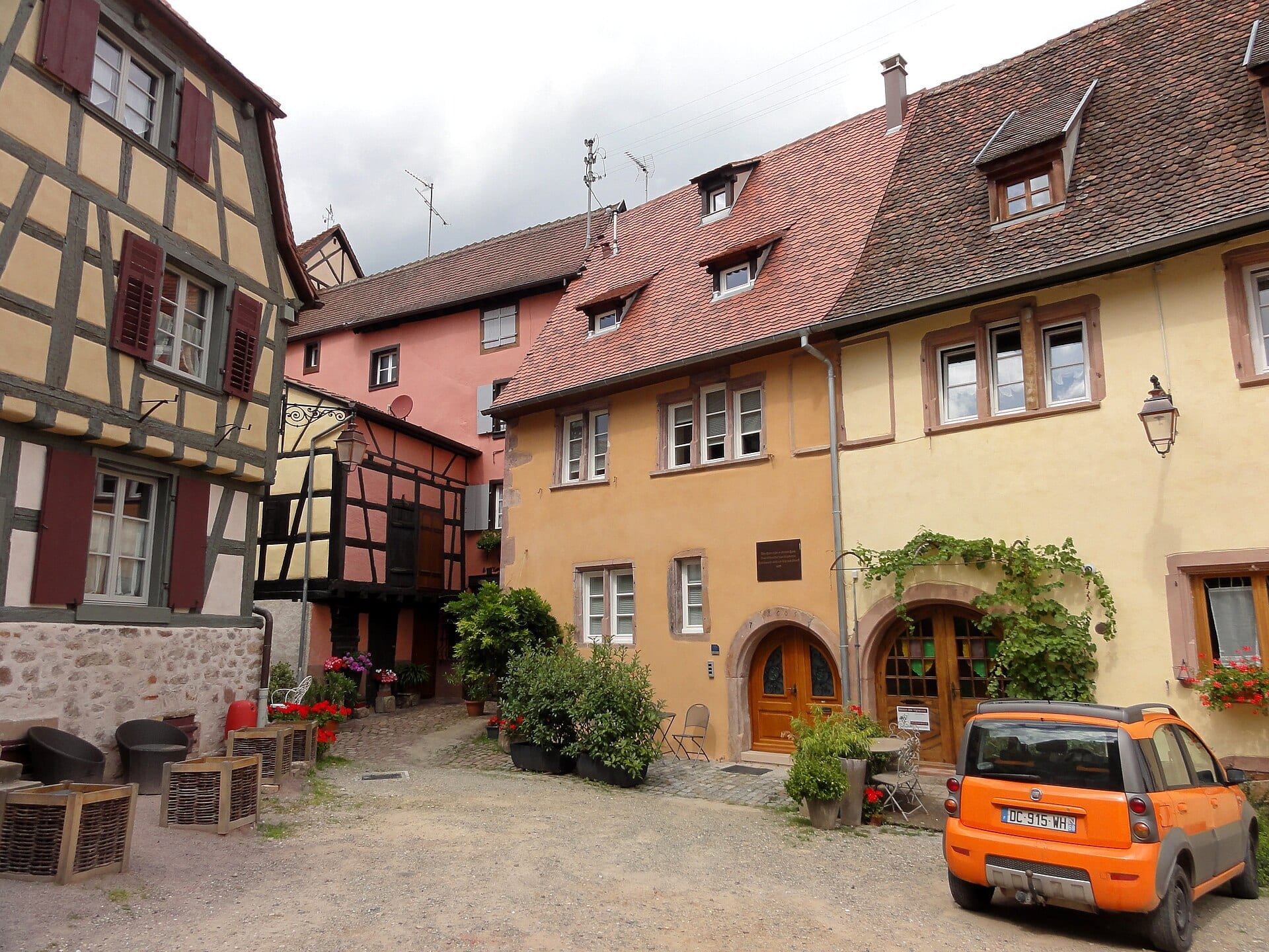 Cour des Vignerons à Riquewihr, maisons à colombage autour d’une cour pavée