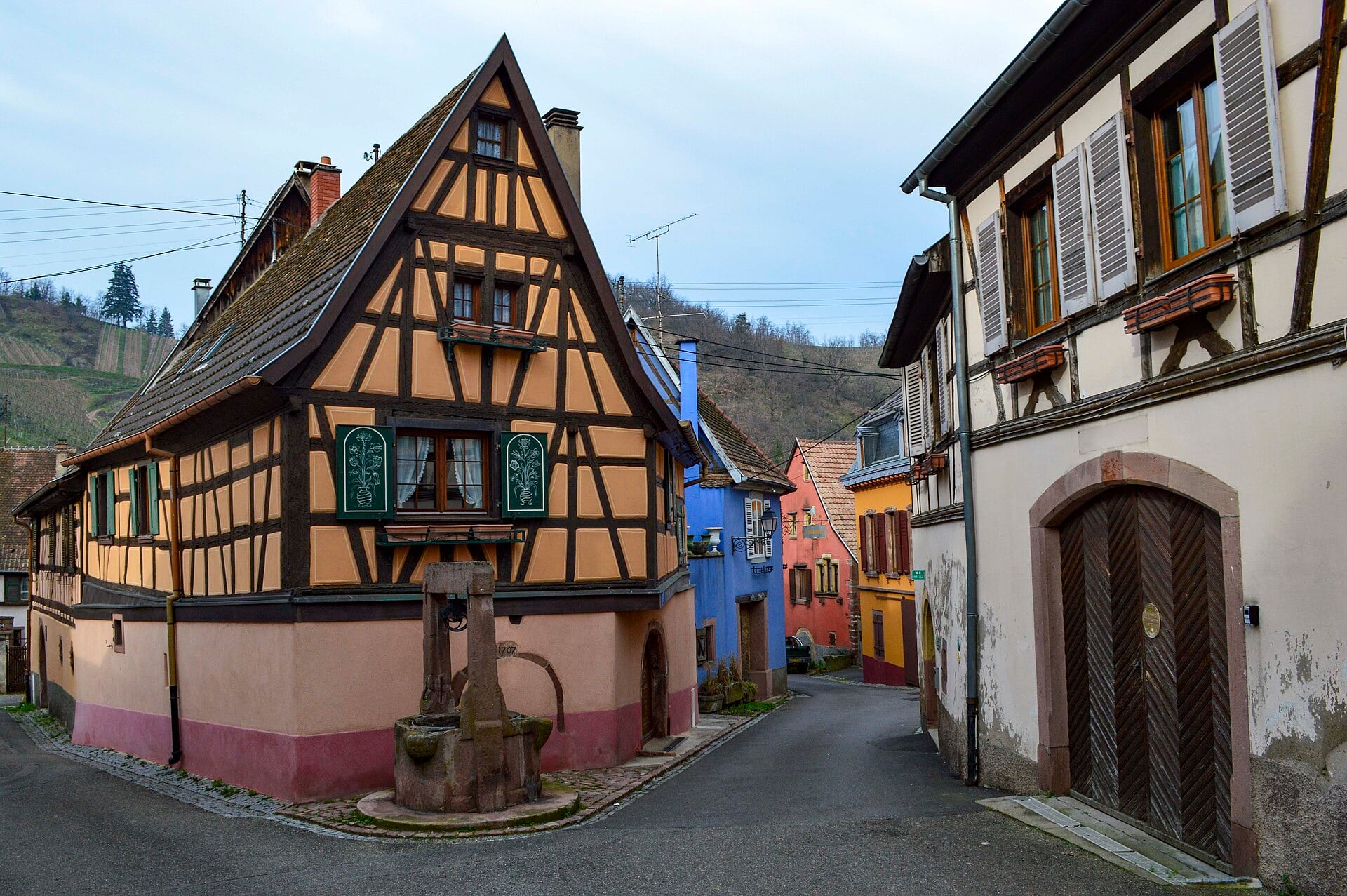 Maison de vigneron à colombage à Niedermorschwihr, dans le vignoble alsacien