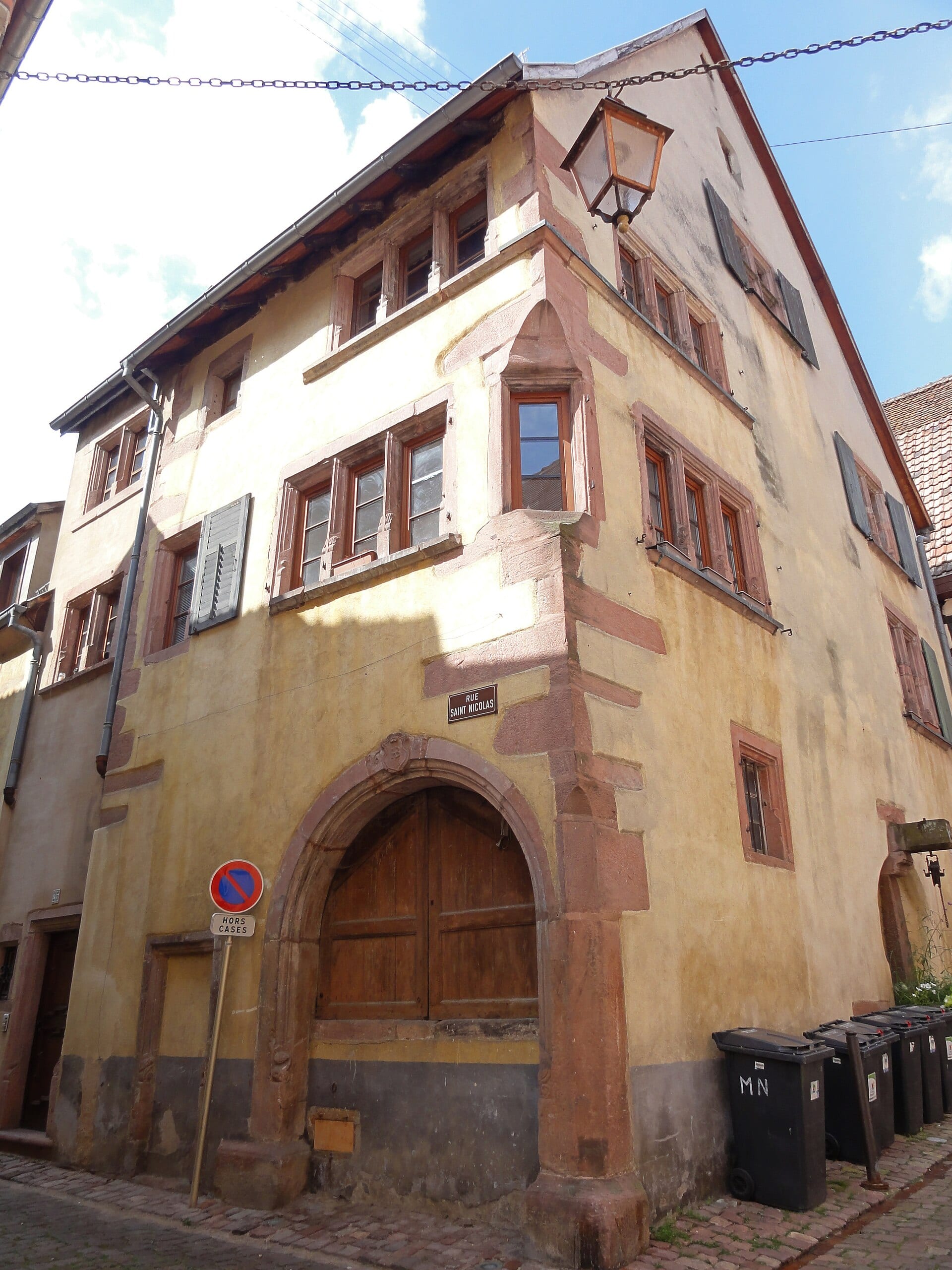 Maison de vigneron à Riquewihr, grand porche charretier donnant sur la cour