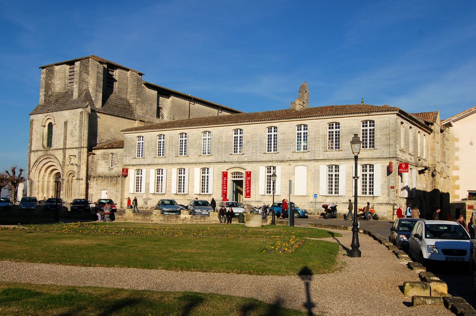 La Maison du Vin de Saint-Émilion, longue façade classique de pierre claire