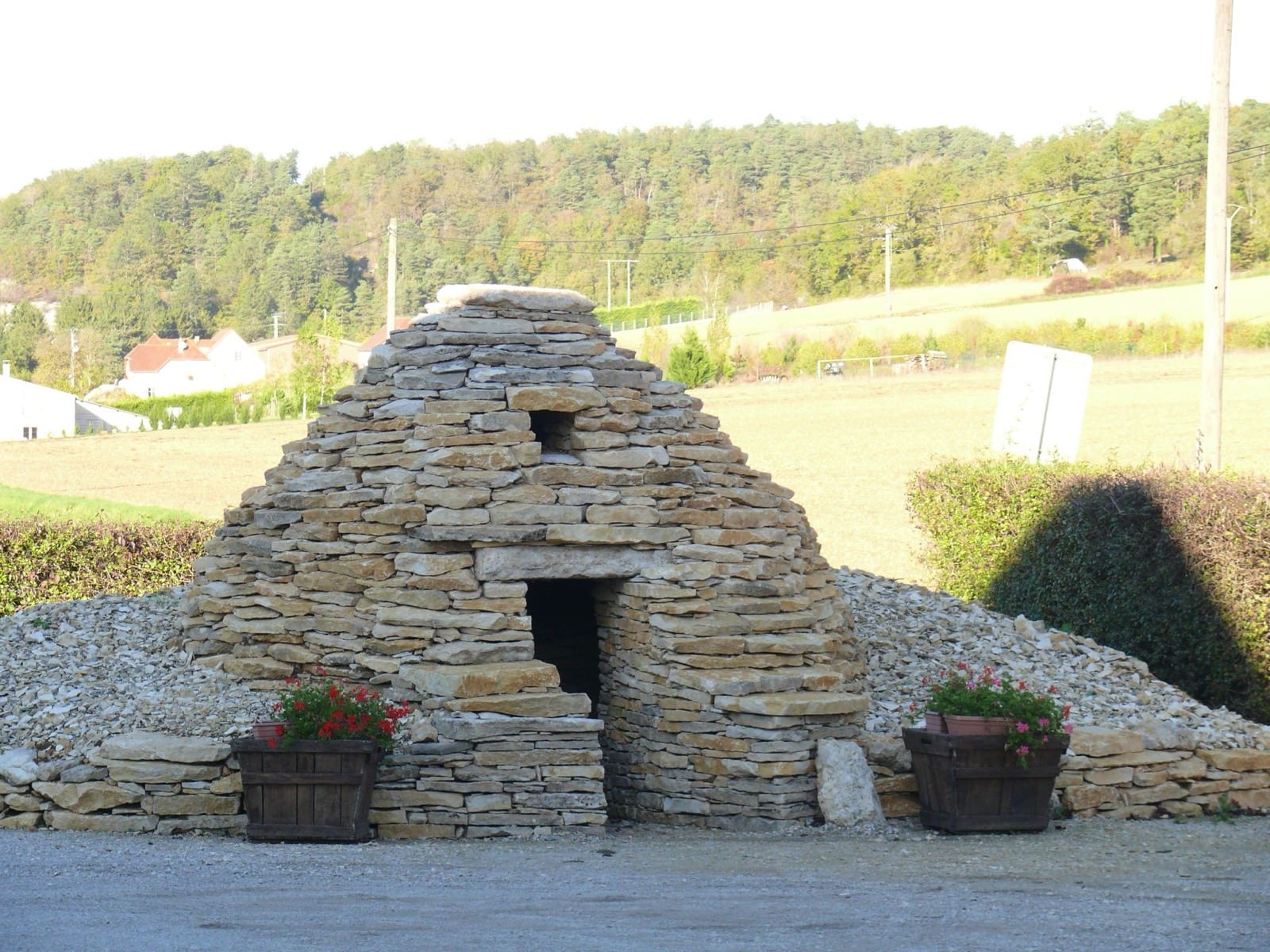Cadole de pierre sèche aux Riceys : cabane ronde à toit conique et porte basse, au milieu des vignes
