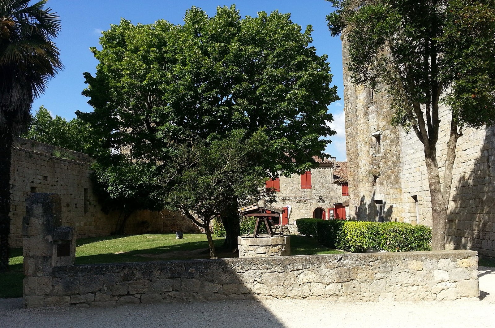 L’intérieur de l’enceinte de Larressingle : le donjon, la courtine et les maisons de pierre adossées au mur
