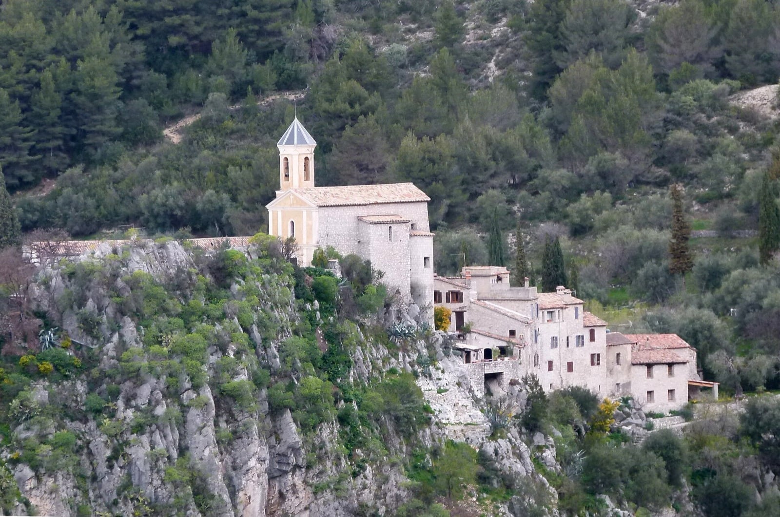 Peillon : l’église et une rangée de maisons soudées au bord d’une paroi rocheuse abrupte