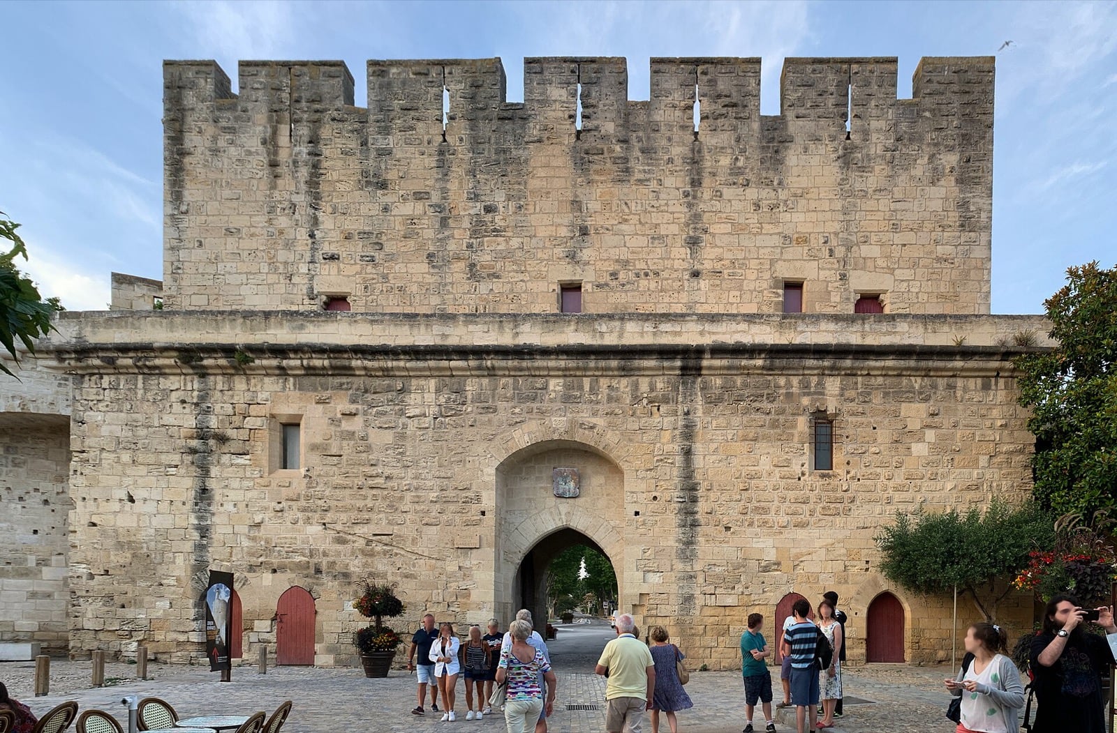 La porte de la Gardette d’Aigues-Mortes, tour crénelée flanquant l’arche d’entrée, place pavée devant