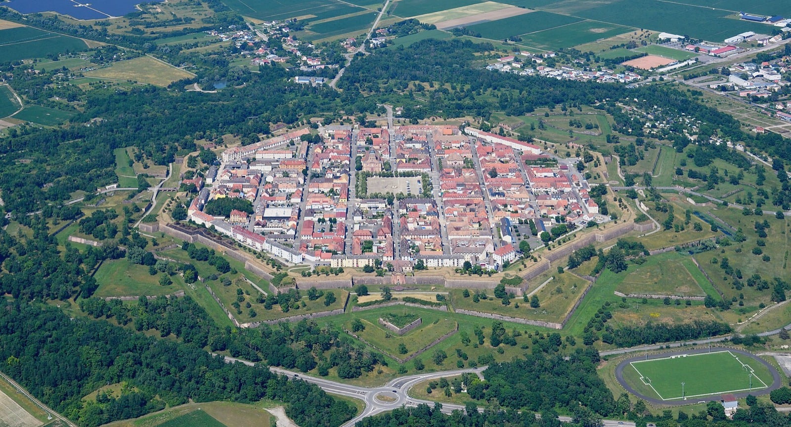 Vue aérienne de Neuf-Brisach : le tracé en étoile bastionnée à huit pointes, fossés et glacis concentriques autour d’une ville en damier