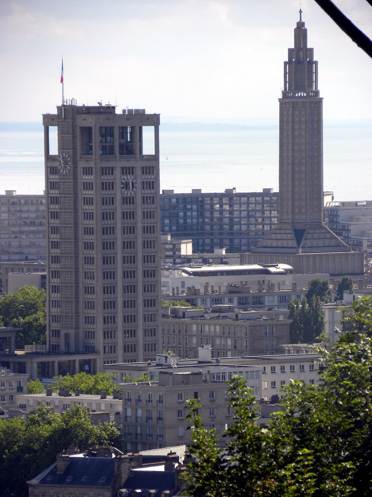 Le Havre vu des hauteurs : le clocher-tour de l’hôtel de ville et la tour-lanterne de l’église Saint-Joseph, entre eux les immeubles de béton de la reconstruction