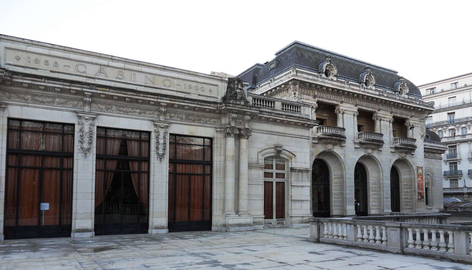 Façade de l’ancien Casino de Vichy, aujourd’hui Opéra, dont le fronton porte l’inscription « 1865 — Casino — 1900 »