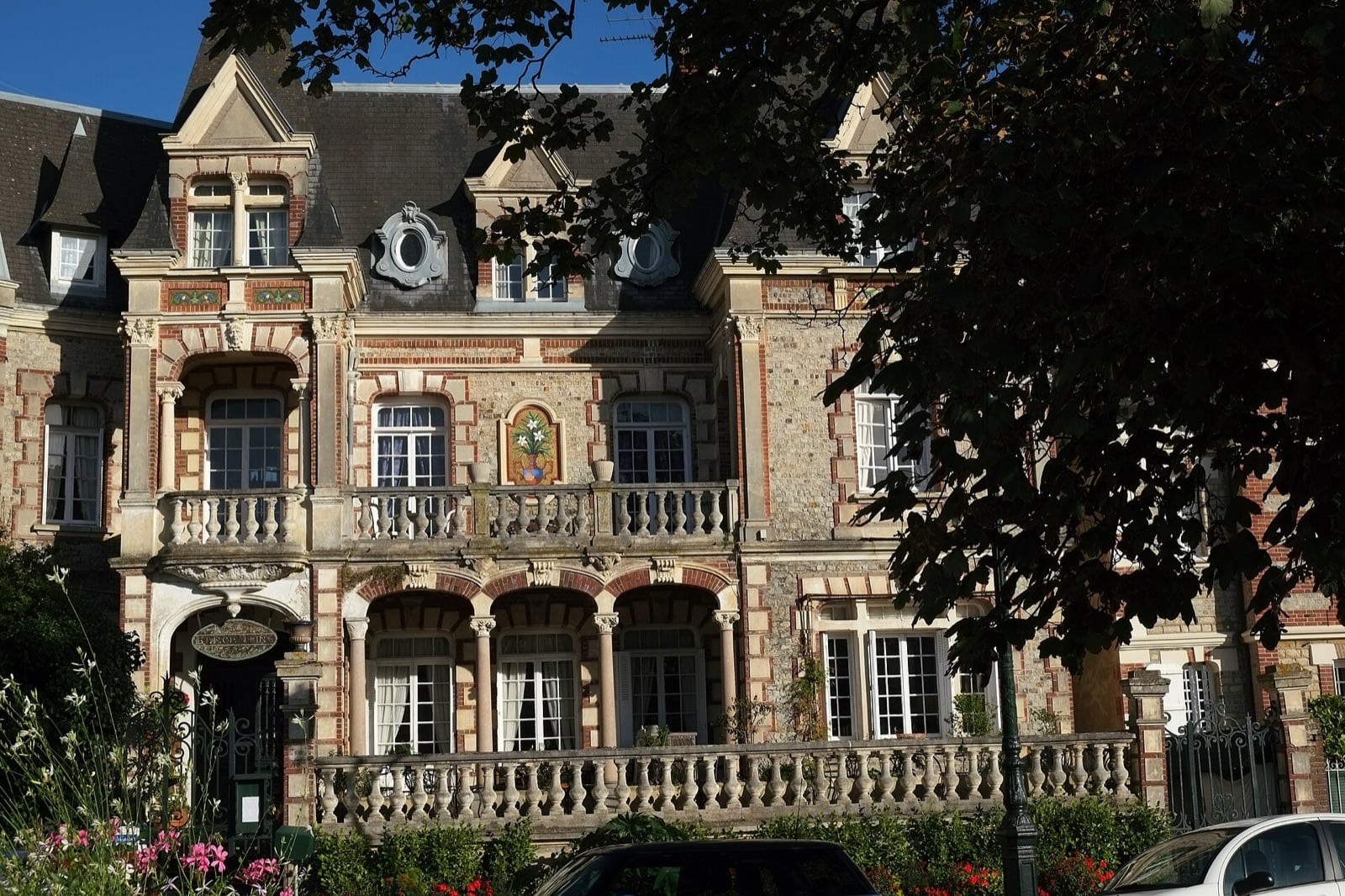 Villa balnéaire normande de brique et de pierre, aux toitures ouvragées et ornements de la Belle Époque